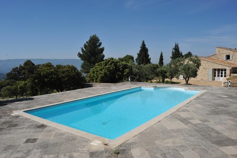For sale in Gordes in Luberon, property with an amazing view comprising an old renovated sheepfold and 2 outbuildings on more than a hectare of land.